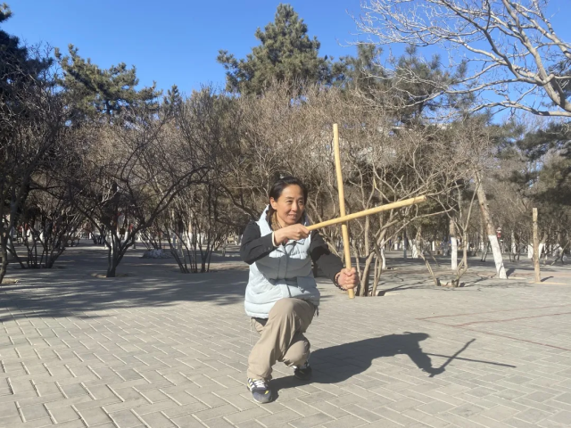 赤峰五旬女子舞枪弄棍赛女侠