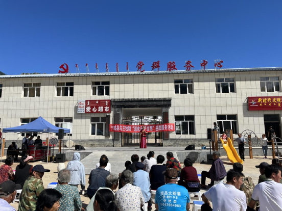 寧城縣烏蘭牧騎到大城子鎮雞冠山村開展送歡樂送文明基層服務活動