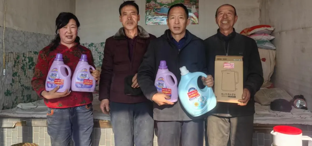 "村民马福元一早就拿着扫帚忙活起来.